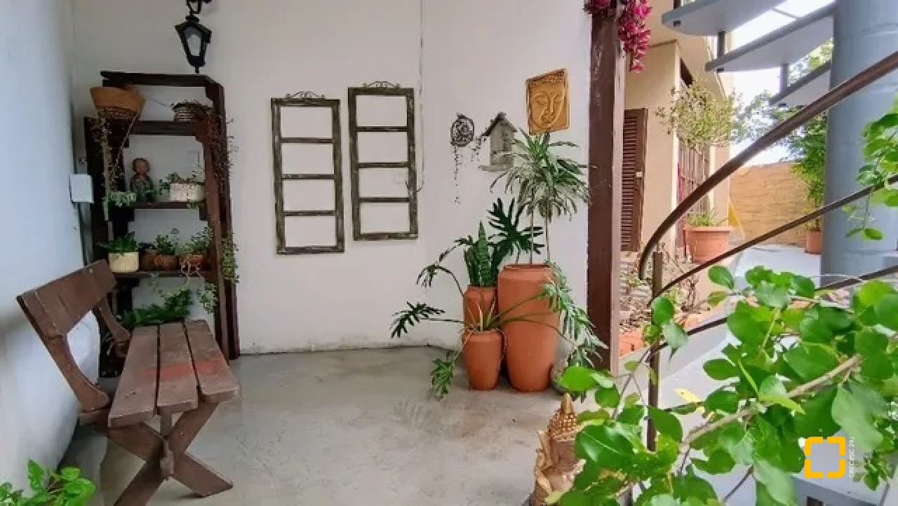 Hotel com 490m², 13 quartos (sendo 3 suítes), 2 garagens, no bairro Canasvieiras em Florianópolis
