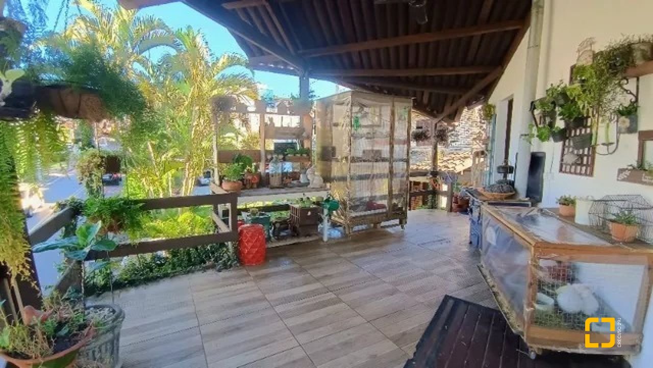 Hotel com 490m², 13 quartos (sendo 3 suítes), 2 garagens, no bairro Canasvieiras em Florianópolis