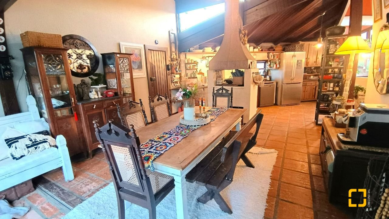 Hotel com 490m², 13 quartos (sendo 3 suítes), 2 garagens, no bairro Canasvieiras em Florianópolis