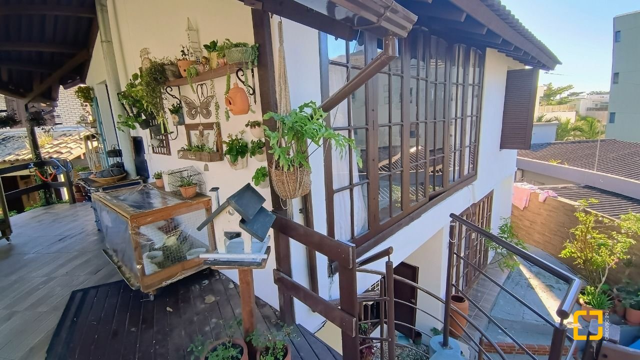 Hotel com 490m², 13 quartos (sendo 3 suítes), 2 garagens, no bairro Canasvieiras em Florianópolis