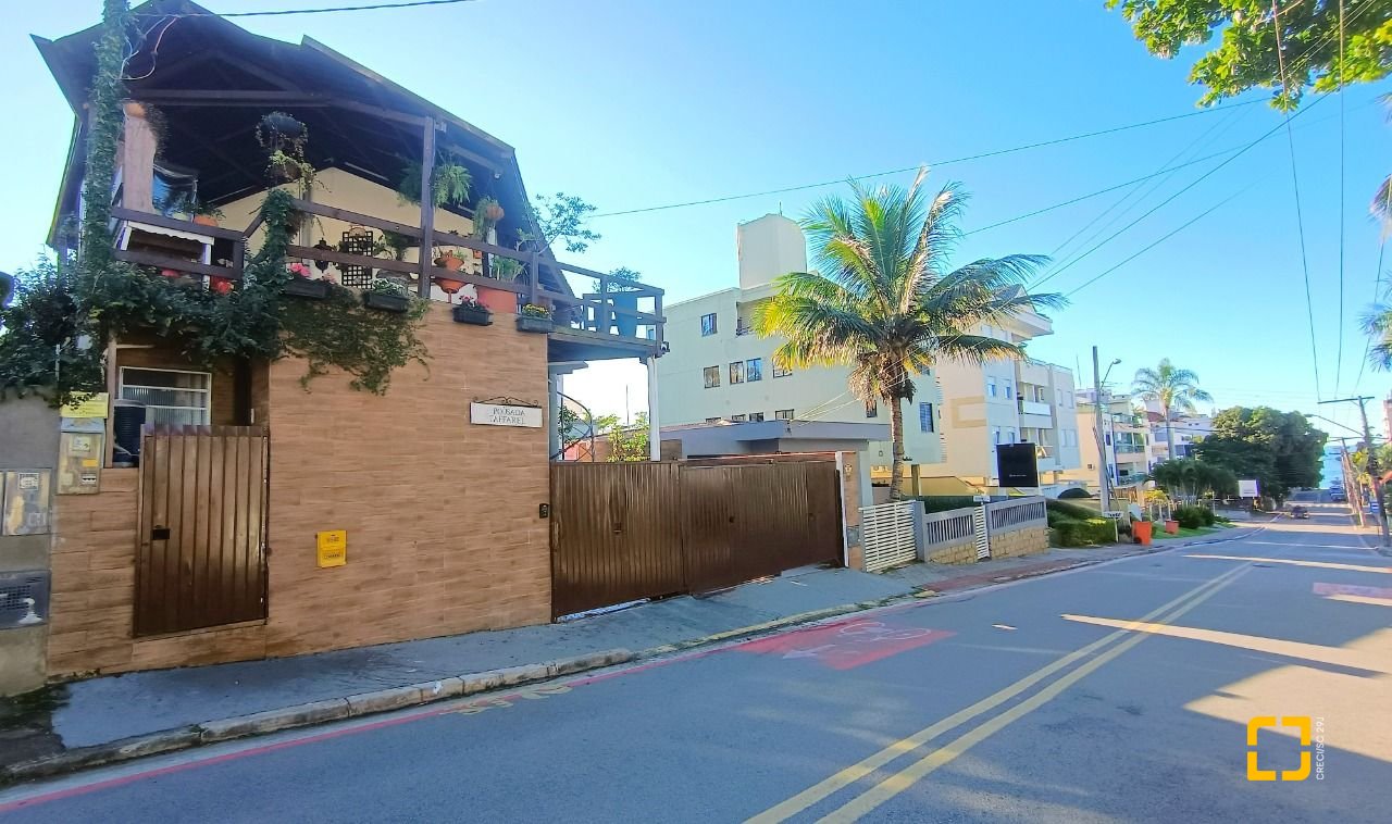 Hotel com 490m², 13 quartos (sendo 3 suítes), 2 garagens, no bairro Canasvieiras em Florianópolis