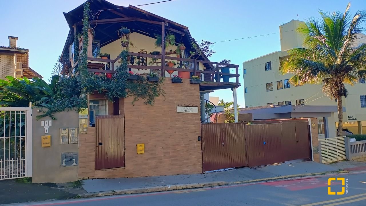 Hotel com 490m², 13 quartos (sendo 3 suítes), 2 garagens, no bairro Canasvieiras em Florianópolis