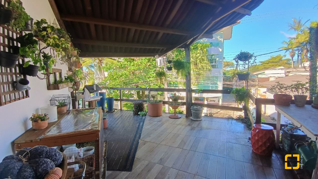 Hotel com 490m², 13 quartos (sendo 3 suítes), 2 garagens, no bairro Canasvieiras em Florianópolis