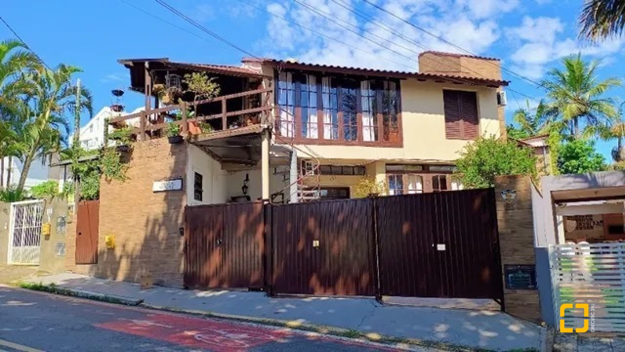 Hotel com 490m², 13 quartos (sendo 3 suítes), 2 garagens, no bairro Canasvieiras em Florianópolis