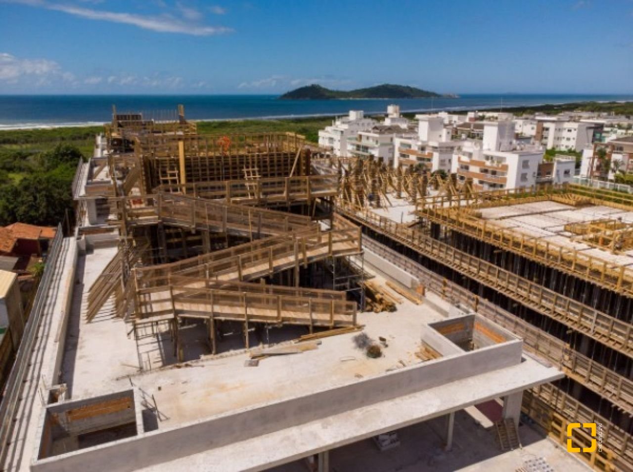 Cobertura com 177m², 4 quartos (sendo 1 suíte), 3 garagens, no bairro Campeche em Florianópolis