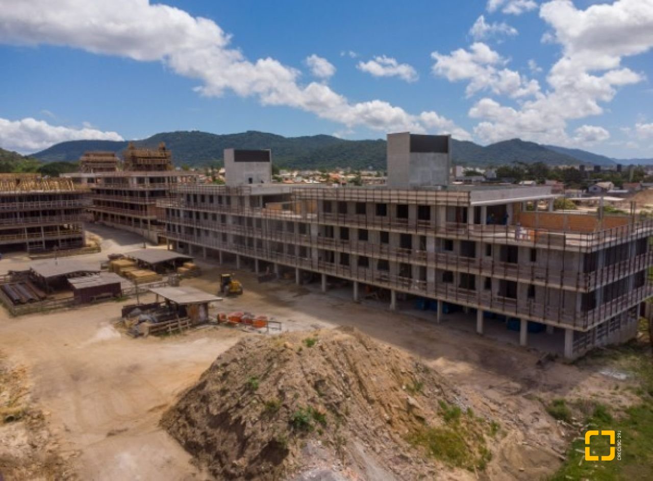Cobertura com 177m², 4 quartos (sendo 1 suíte), 3 garagens, no bairro Campeche em Florianópolis
