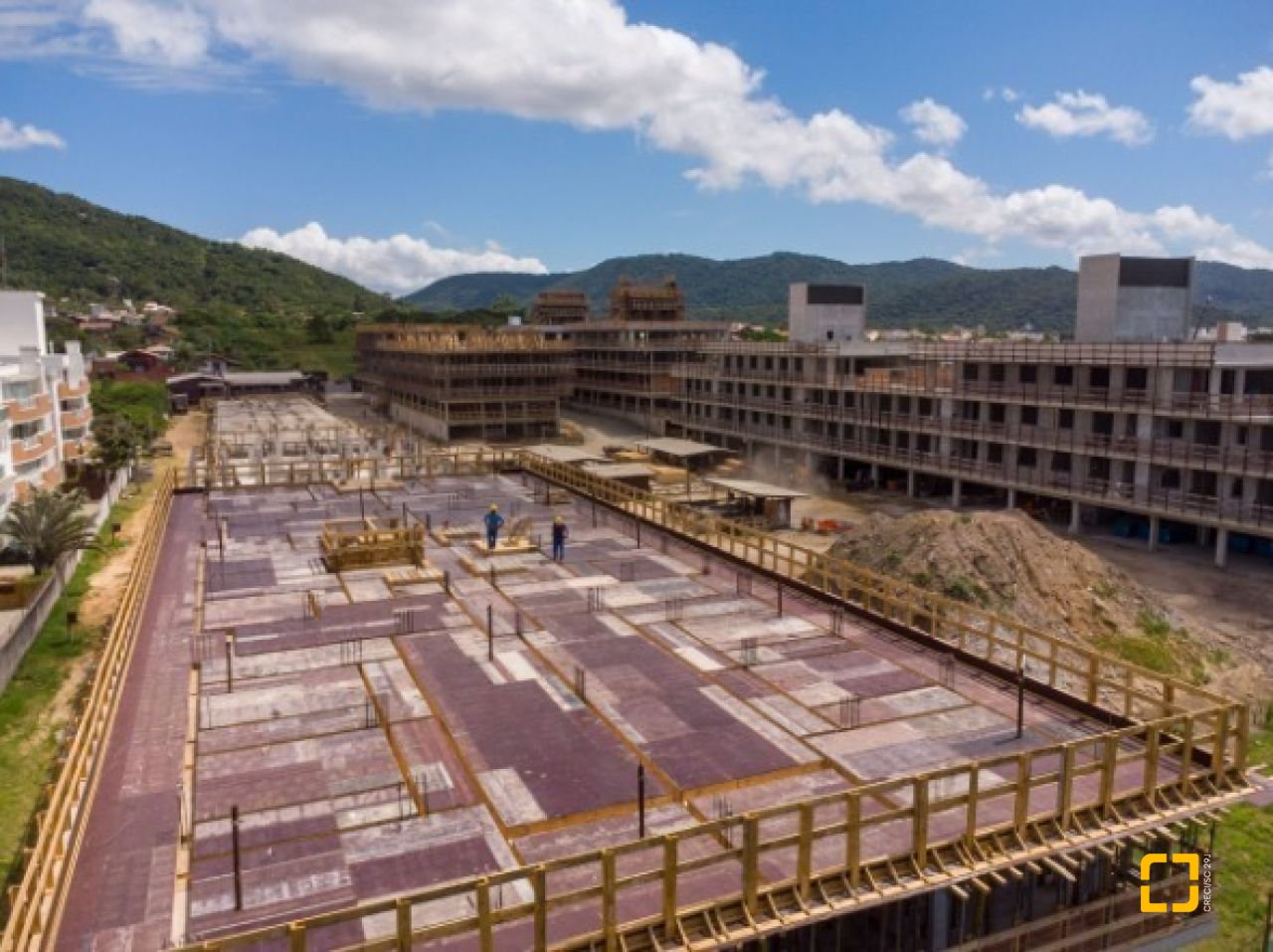 Cobertura com 177m², 4 quartos (sendo 1 suíte), 3 garagens, no bairro Campeche em Florianópolis