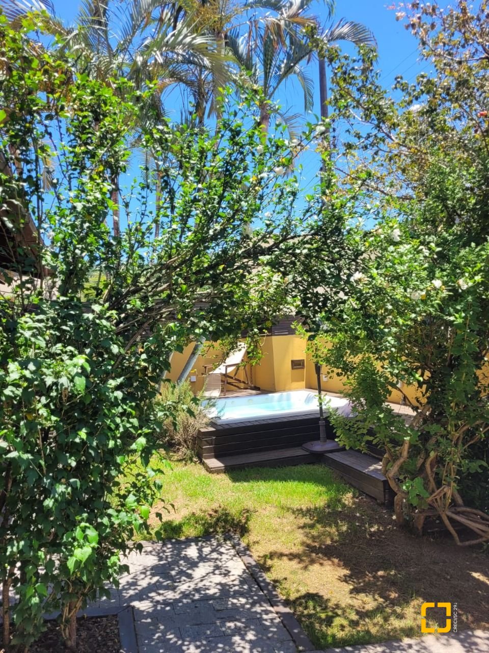 Casa com 123m², 4 quartos (sendo 1 suíte), 2 garagens, no bairro Canasvieiras em Florianópolis
