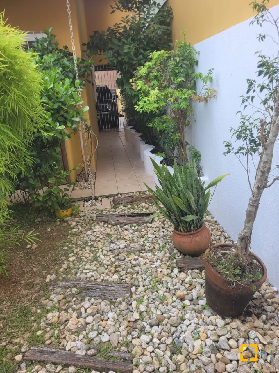 Casa com 123m², 4 quartos (sendo 1 suíte), 2 garagens, no bairro Canasvieiras em Florianópolis