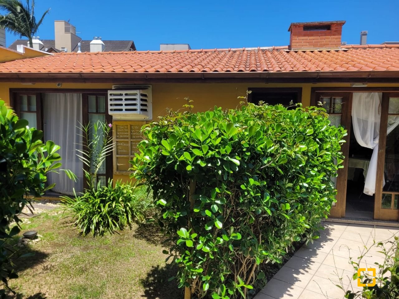 Casa com 123m², 4 quartos (sendo 1 suíte), 2 garagens, no bairro Canasvieiras em Florianópolis