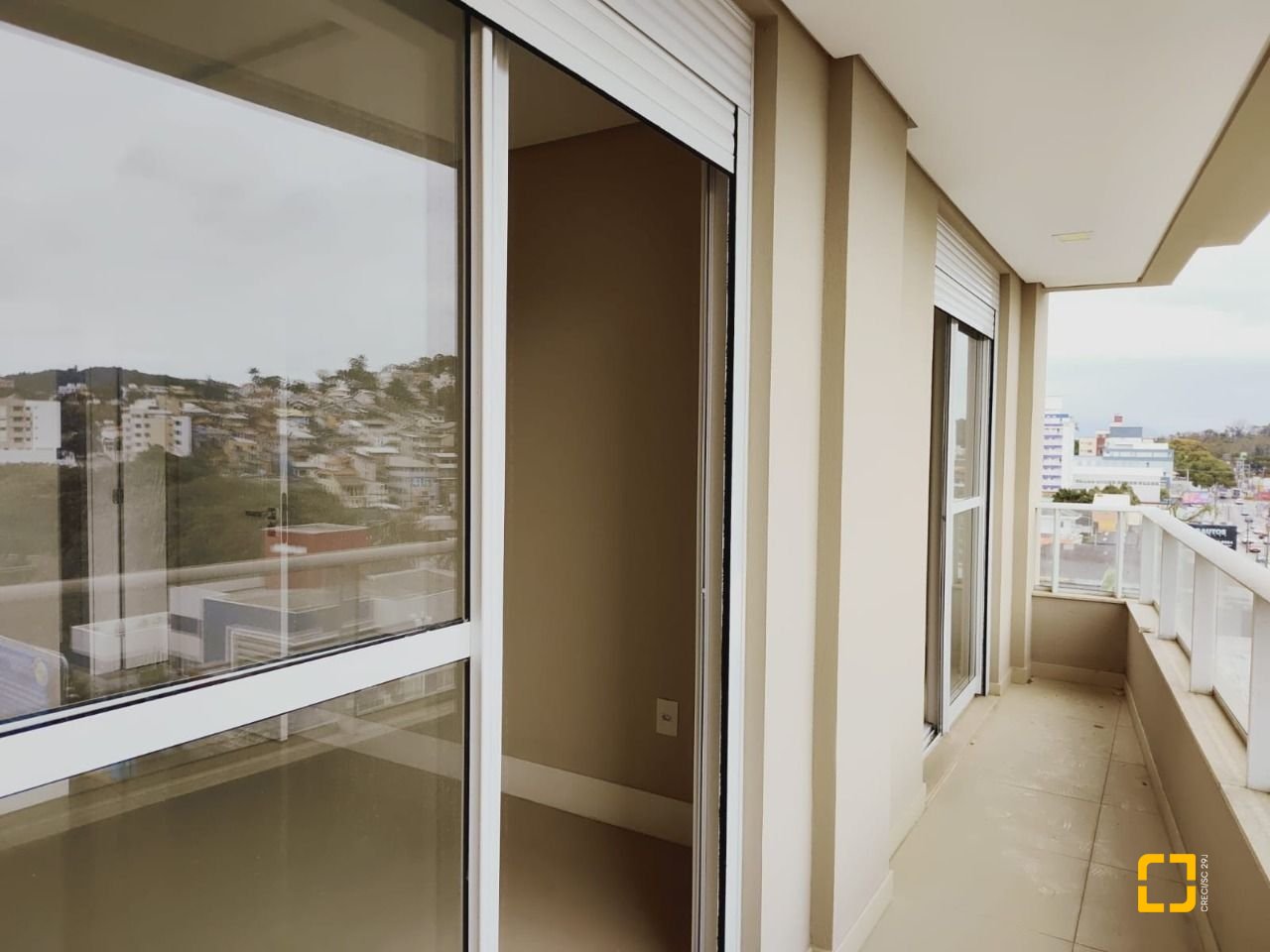 Apartamento com 93m², 3 quartos (sendo 1 suíte), 2 garagens, no bairro Pantanal em Florianópolis