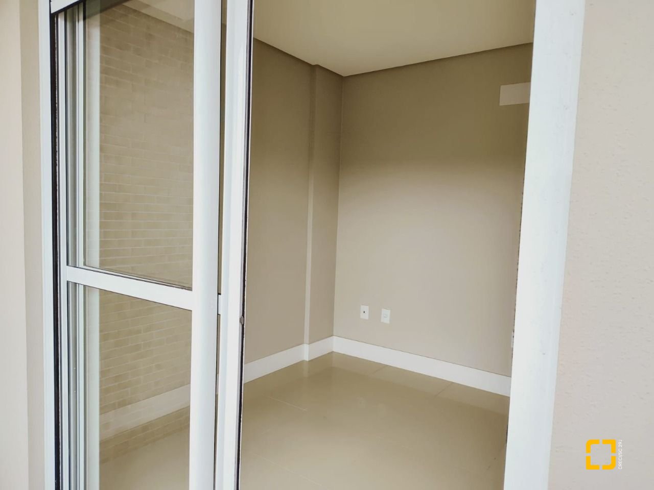 Apartamento com 93m², 3 quartos (sendo 1 suíte), 2 garagens, no bairro Pantanal em Florianópolis
