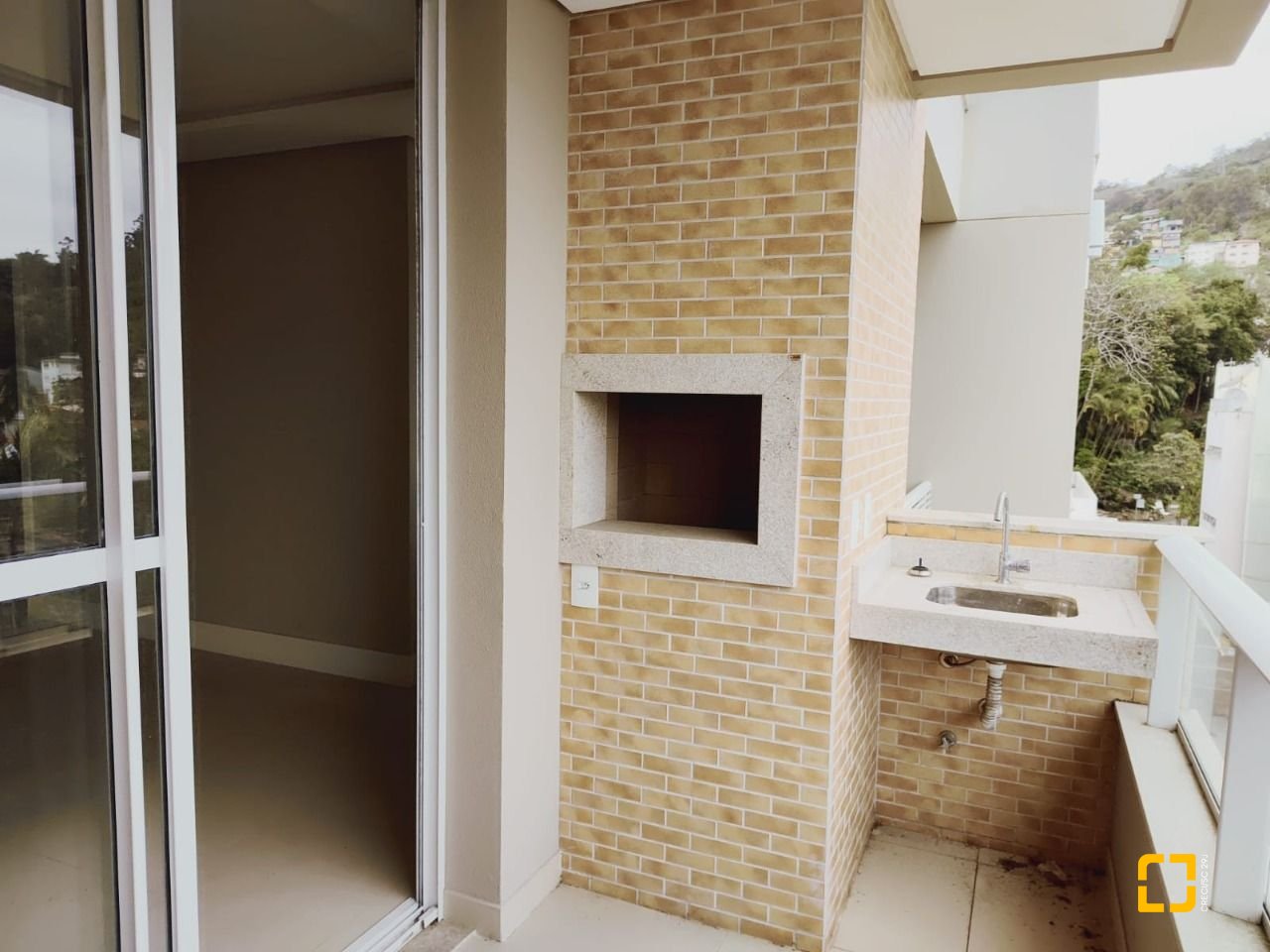 Apartamento com 93m², 3 quartos (sendo 1 suíte), 2 garagens, no bairro Pantanal em Florianópolis