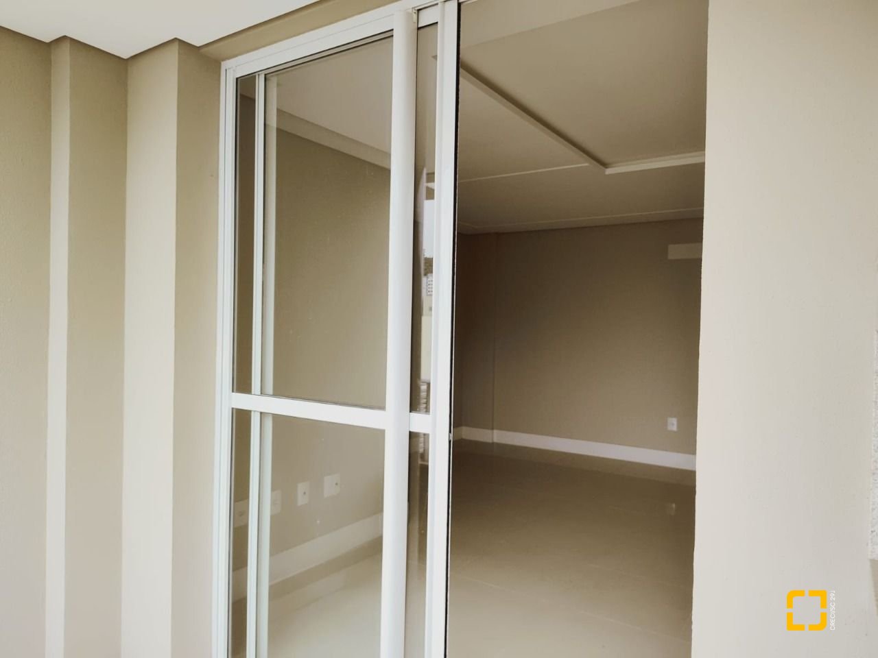 Apartamento com 93m², 3 quartos (sendo 1 suíte), 2 garagens, no bairro Pantanal em Florianópolis