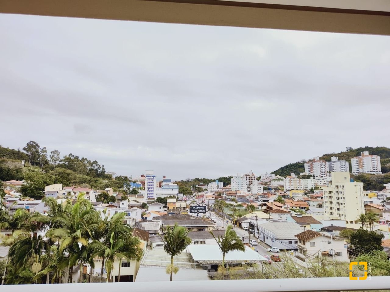 Apartamento com 93m², 3 quartos (sendo 1 suíte), 2 garagens, no bairro Pantanal em Florianópolis