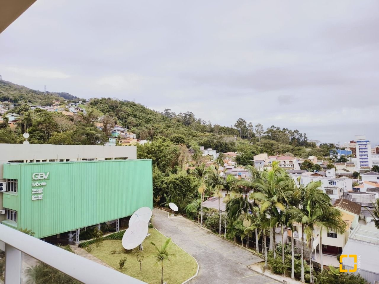 Apartamento com 93m², 3 quartos (sendo 1 suíte), 2 garagens, no bairro Pantanal em Florianópolis