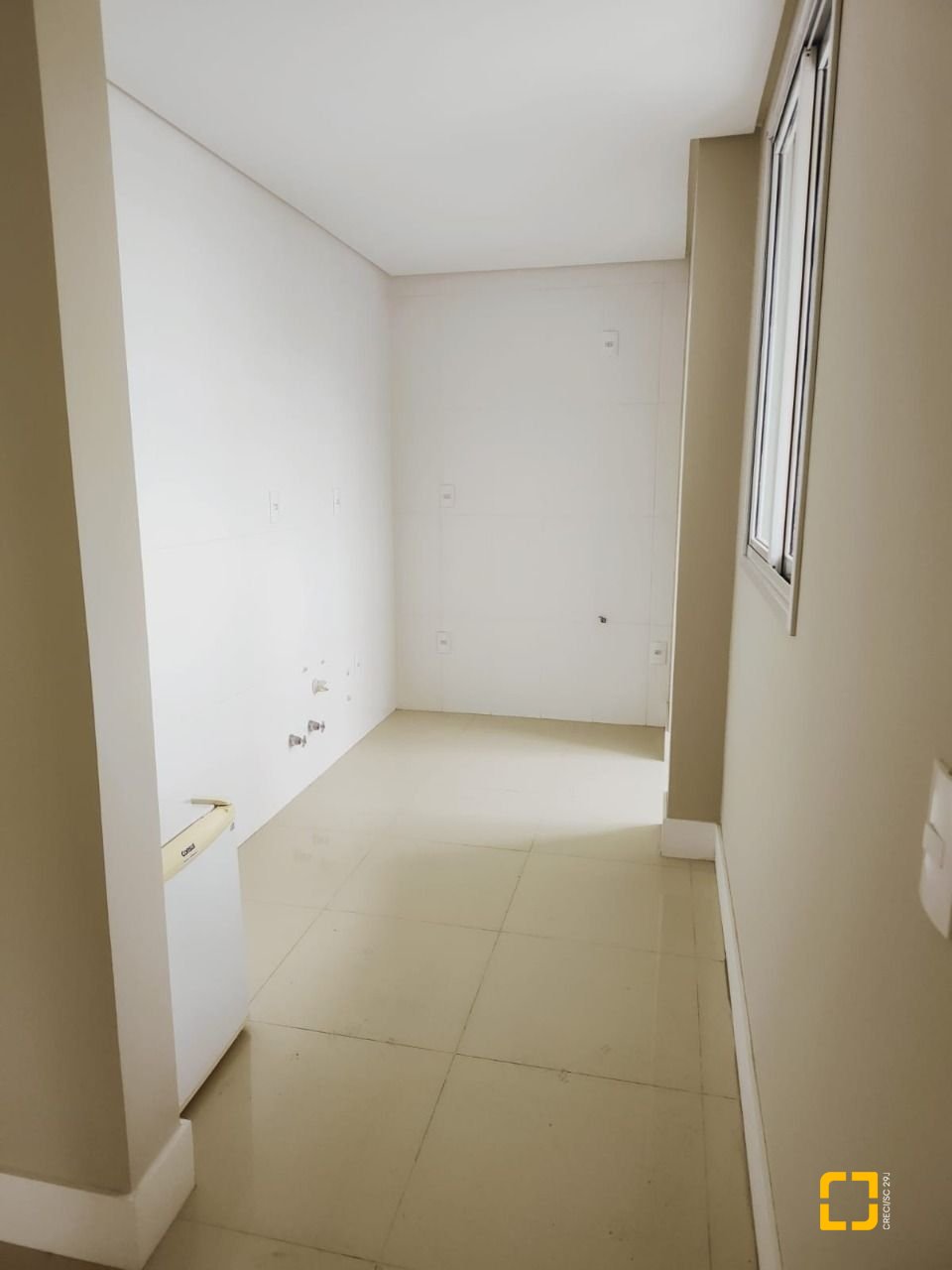 Apartamento com 93m², 3 quartos (sendo 1 suíte), 2 garagens, no bairro Pantanal em Florianópolis