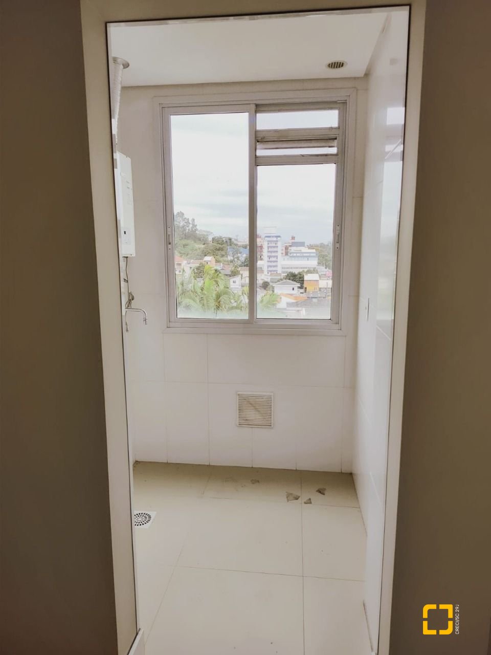 Apartamento com 93m², 3 quartos (sendo 1 suíte), 2 garagens, no bairro Pantanal em Florianópolis