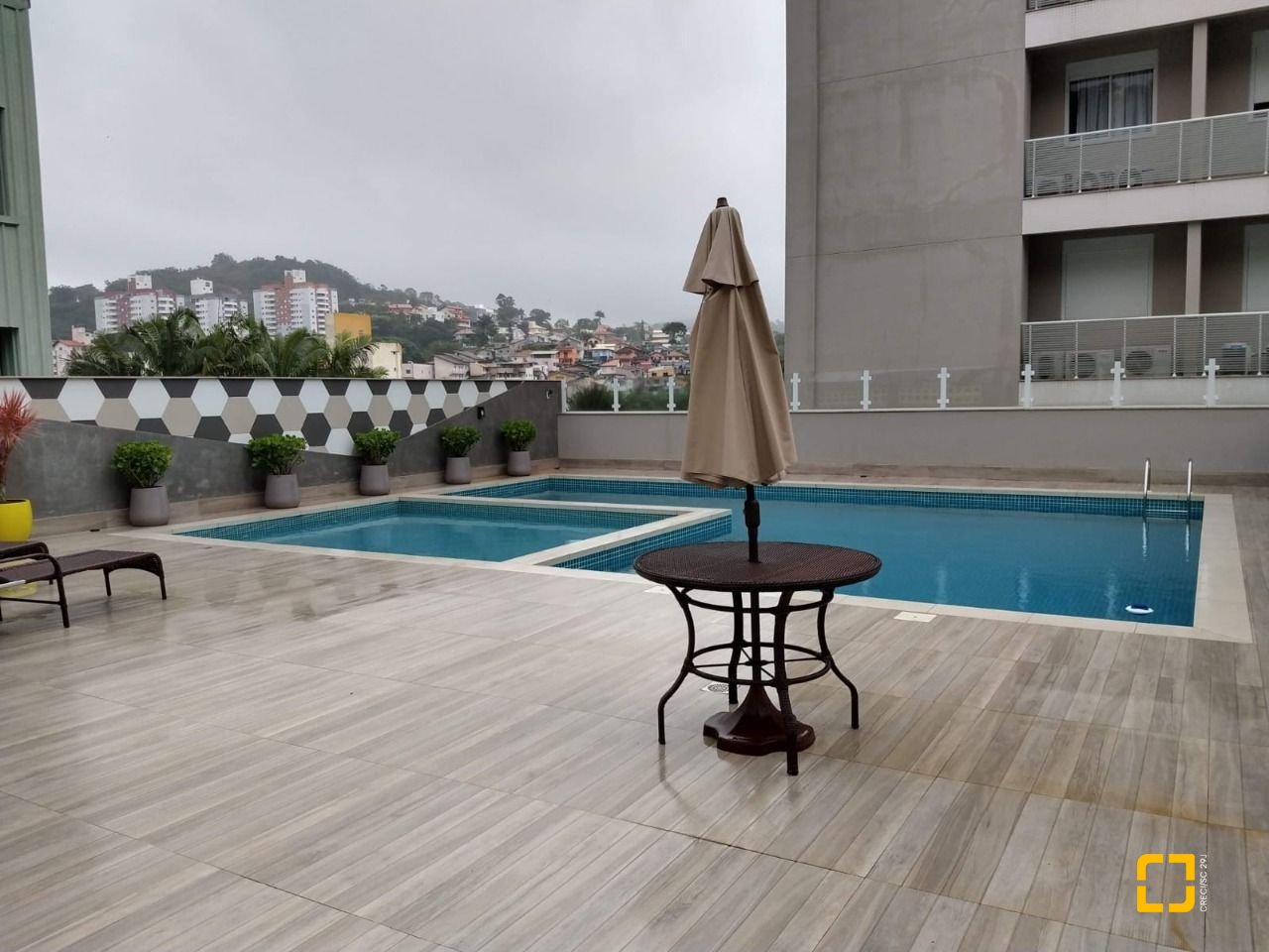 Apartamento com 93m², 3 quartos (sendo 1 suíte), 2 garagens, no bairro Pantanal em Florianópolis