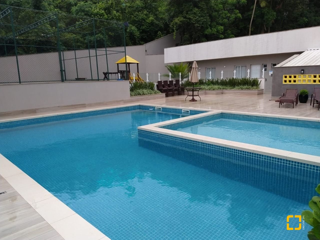 Apartamento com 93m², 3 quartos (sendo 1 suíte), 2 garagens, no bairro Pantanal em Florianópolis