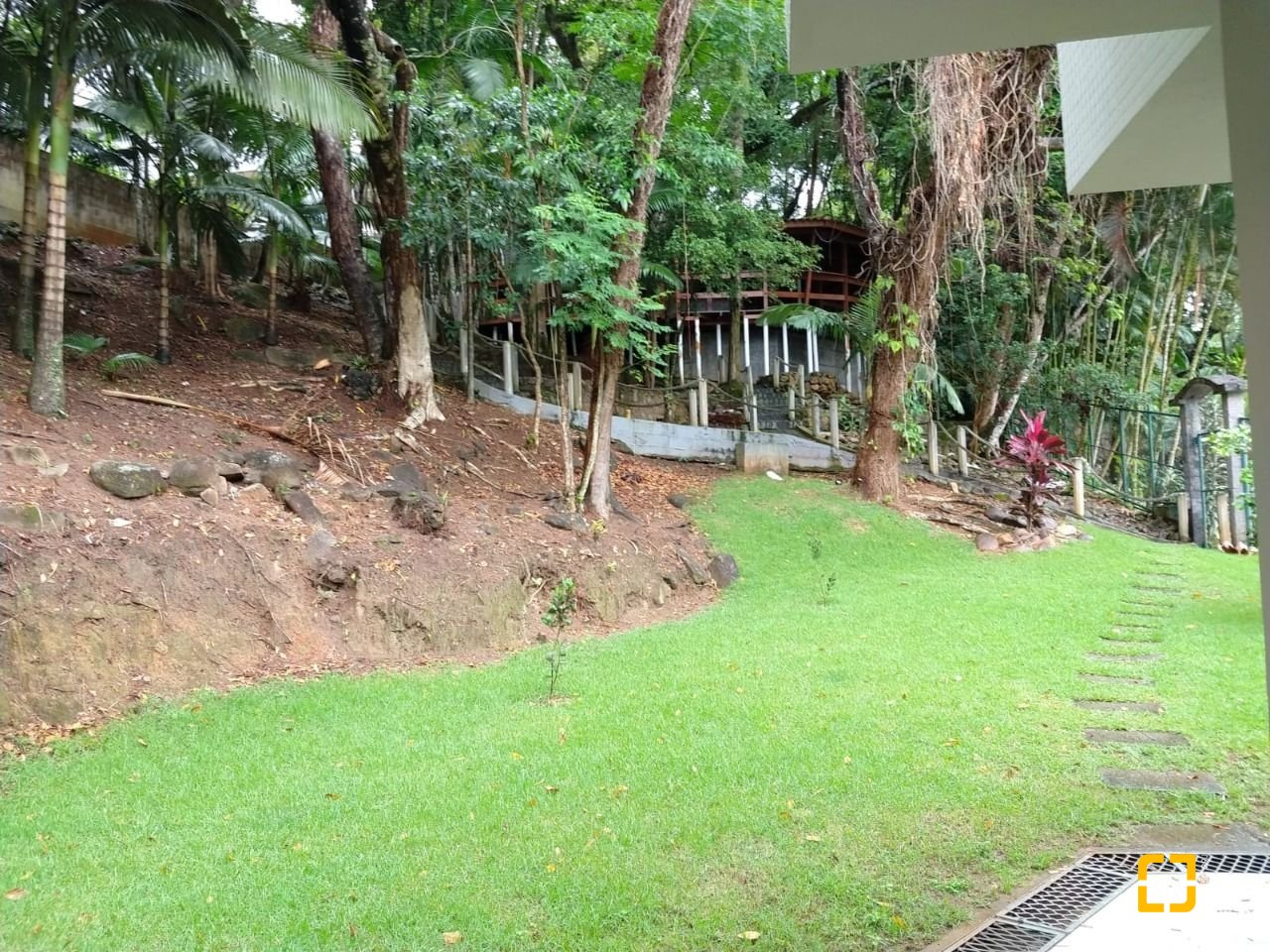 Apartamento com 93m², 3 quartos (sendo 1 suíte), 2 garagens, no bairro Pantanal em Florianópolis
