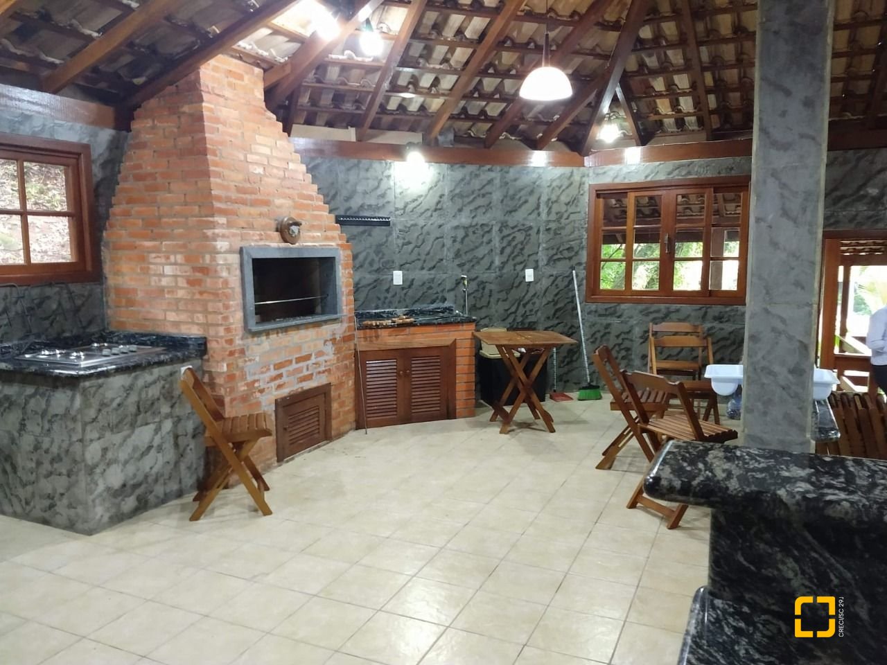 Apartamento com 93m², 3 quartos (sendo 1 suíte), 2 garagens, no bairro Pantanal em Florianópolis