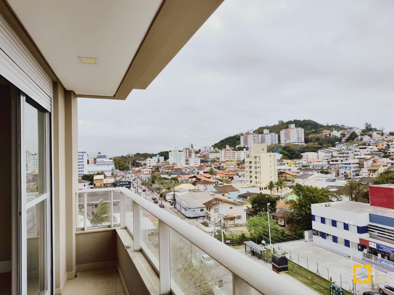 Apartamento com 93m², 3 quartos (sendo 1 suíte), 2 garagens, no bairro Pantanal em Florianópolis