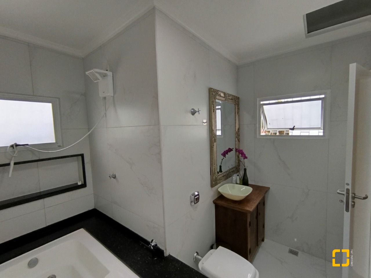 Casa com 440m², 5 quartos (sendo 1 suíte), 3 garagens, no bairro Ingleses em Florianópolis