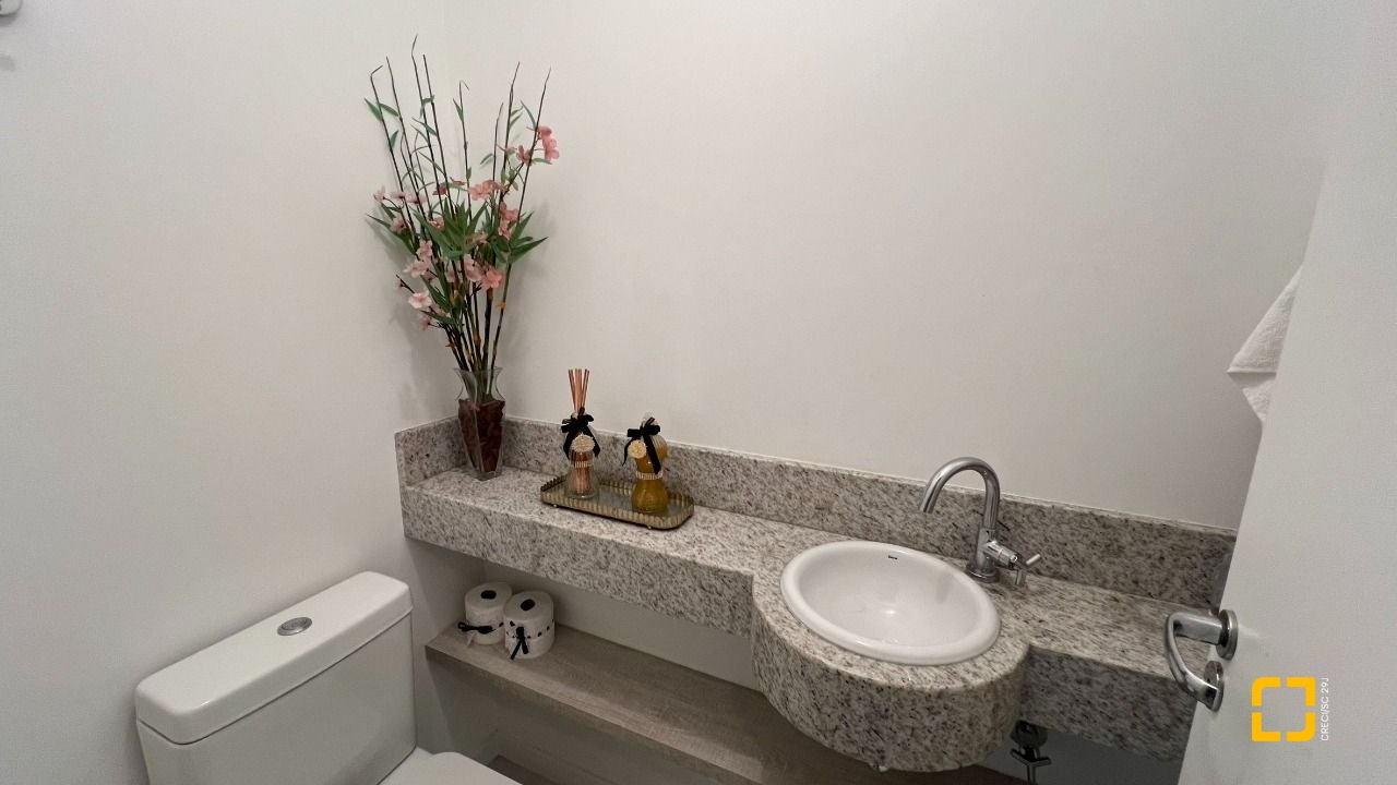 Apartamento com 101m², 6 quartos (sendo 3 suítes), 2 garagens, no bairro Jardim Atlântico em Florianópolis