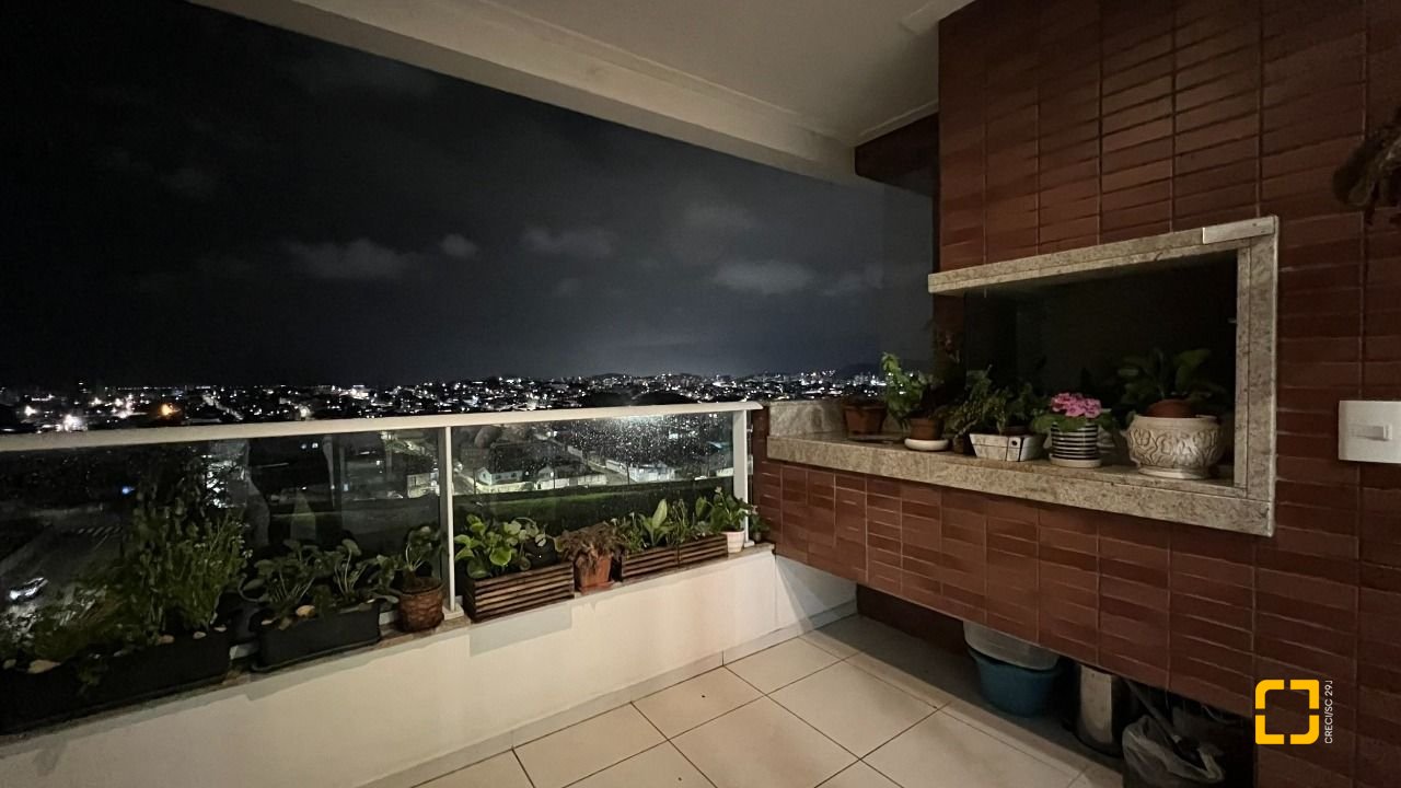 Apartamento com 101m², 6 quartos (sendo 3 suítes), 2 garagens, no bairro Jardim Atlântico em Florianópolis