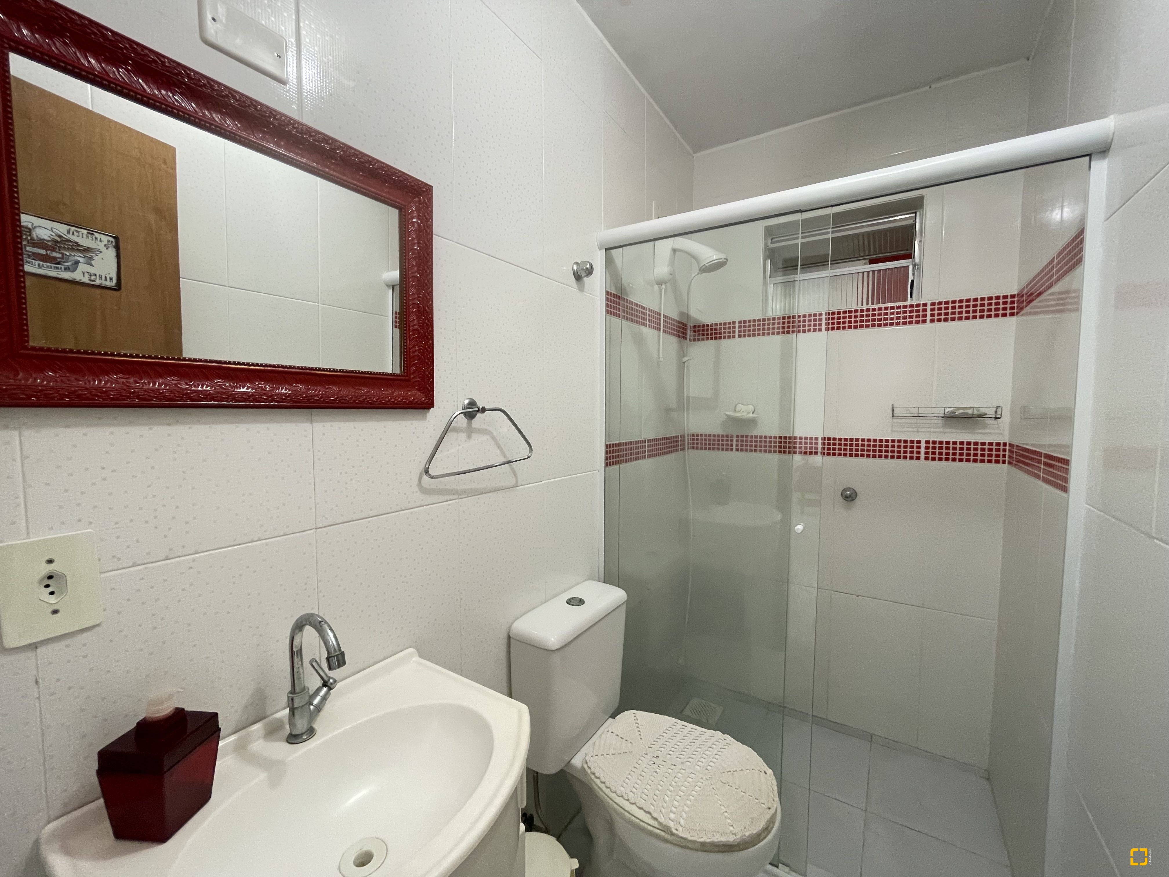 Casa com 350m², 5 quartos (sendo 1 suíte), 4 garagens, no bairro Cachoeira do Bom Jesus em Florianópolis