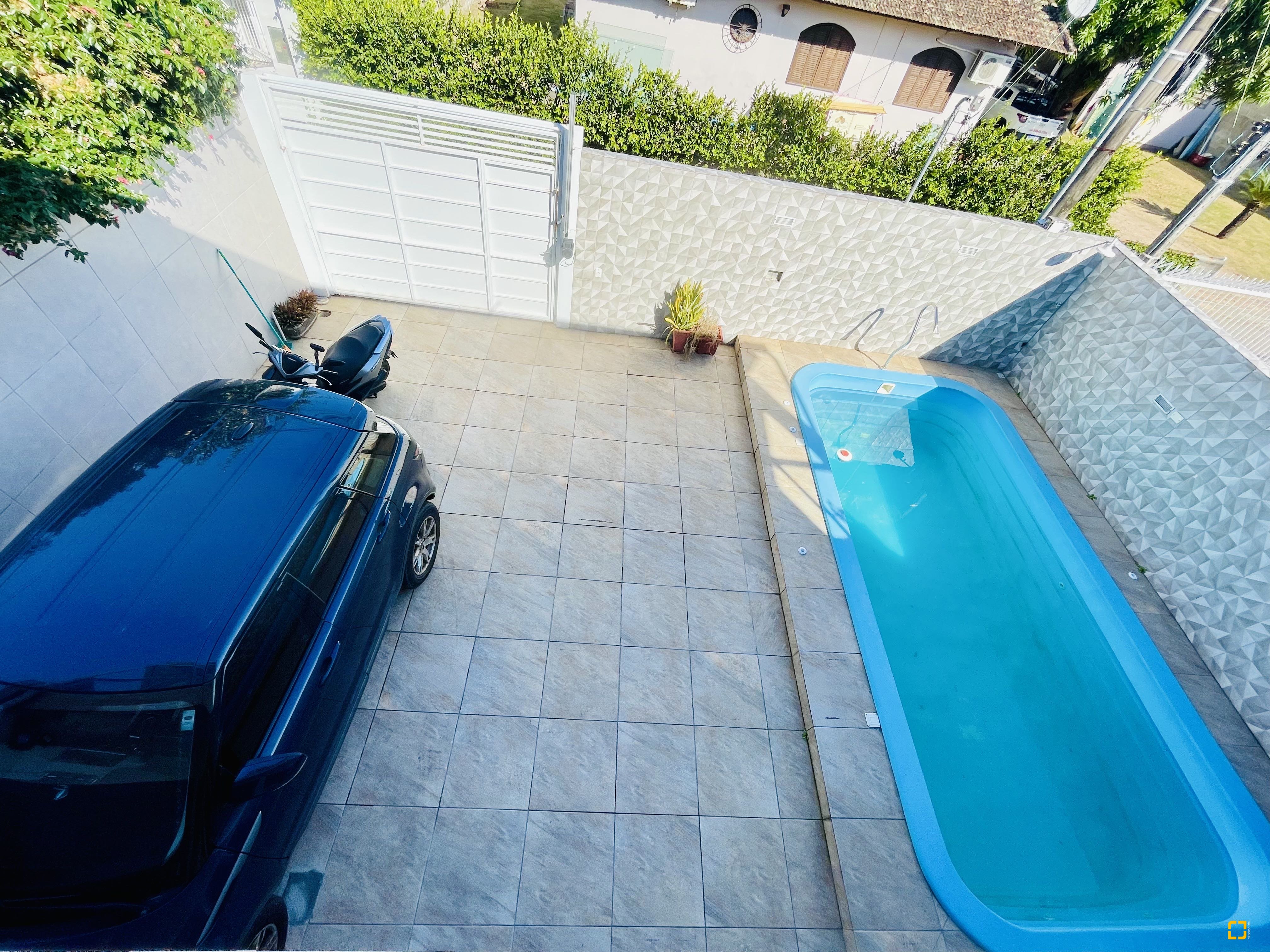 Casa com 350m², 5 quartos (sendo 1 suíte), 4 garagens, no bairro Cachoeira do Bom Jesus em Florianópolis