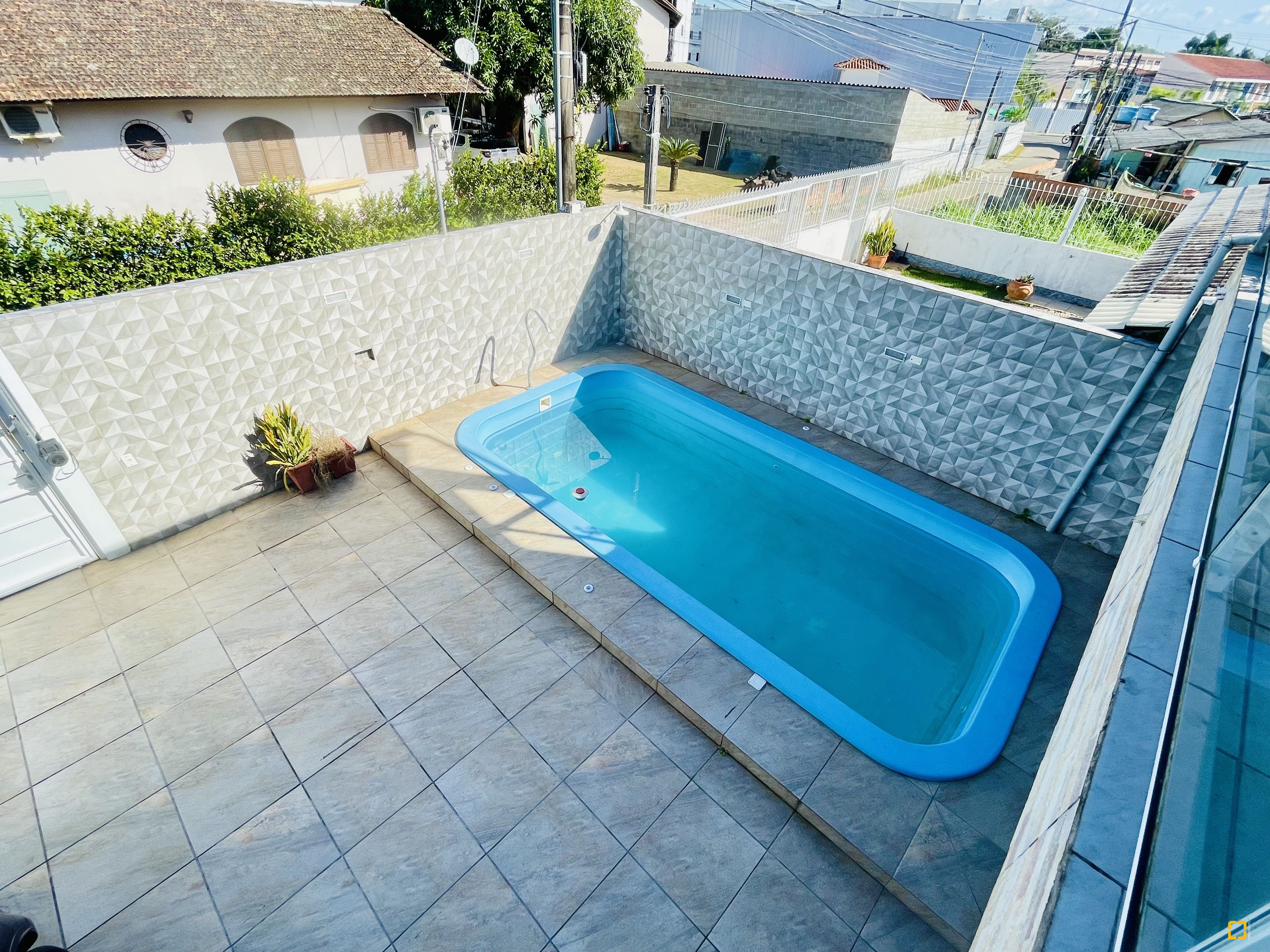 Casa com 350m², 5 quartos (sendo 1 suíte), 4 garagens, no bairro Cachoeira do Bom Jesus em Florianópolis