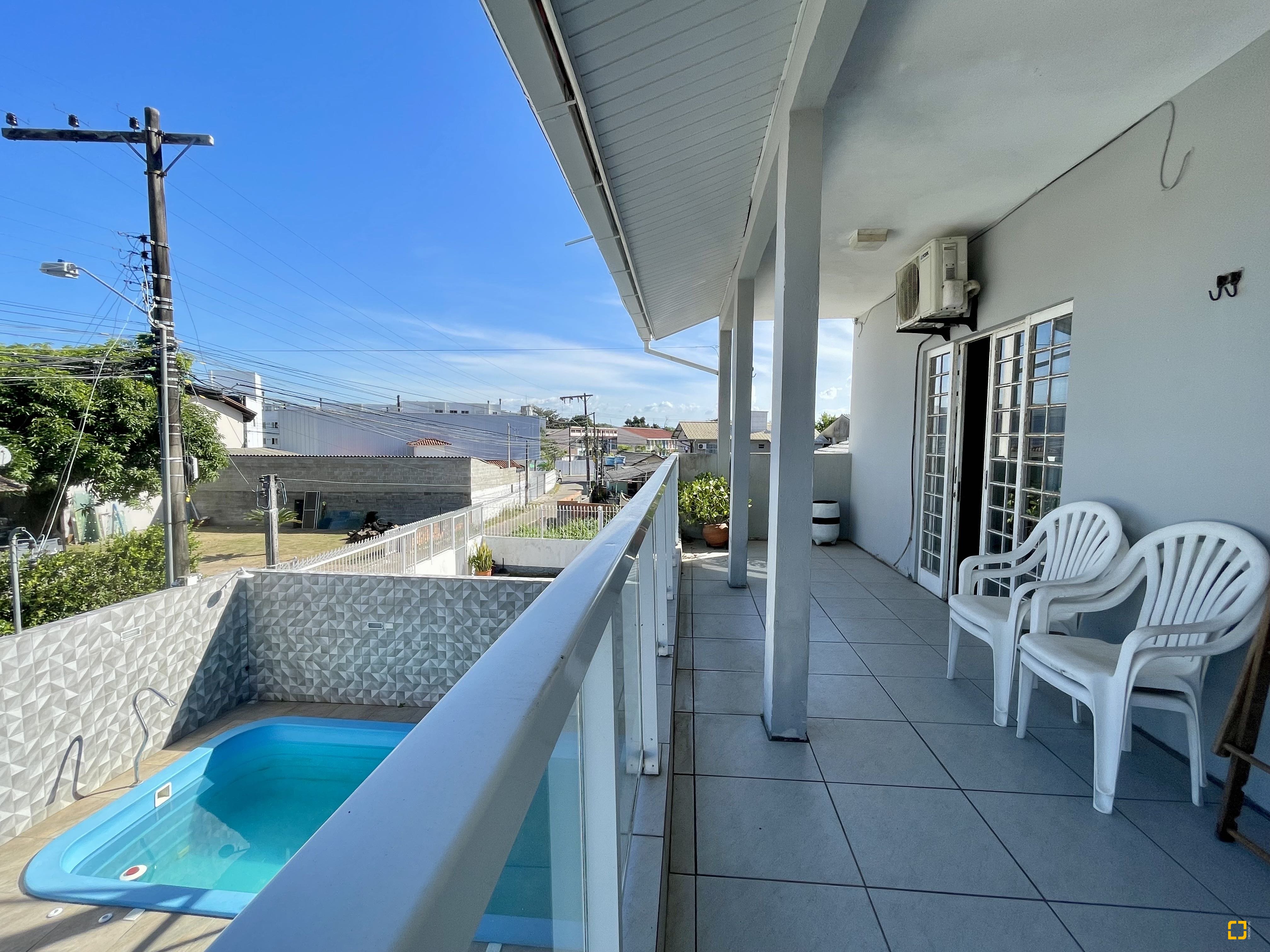 Casa com 350m², 5 quartos (sendo 1 suíte), 4 garagens, no bairro Cachoeira do Bom Jesus em Florianópolis
