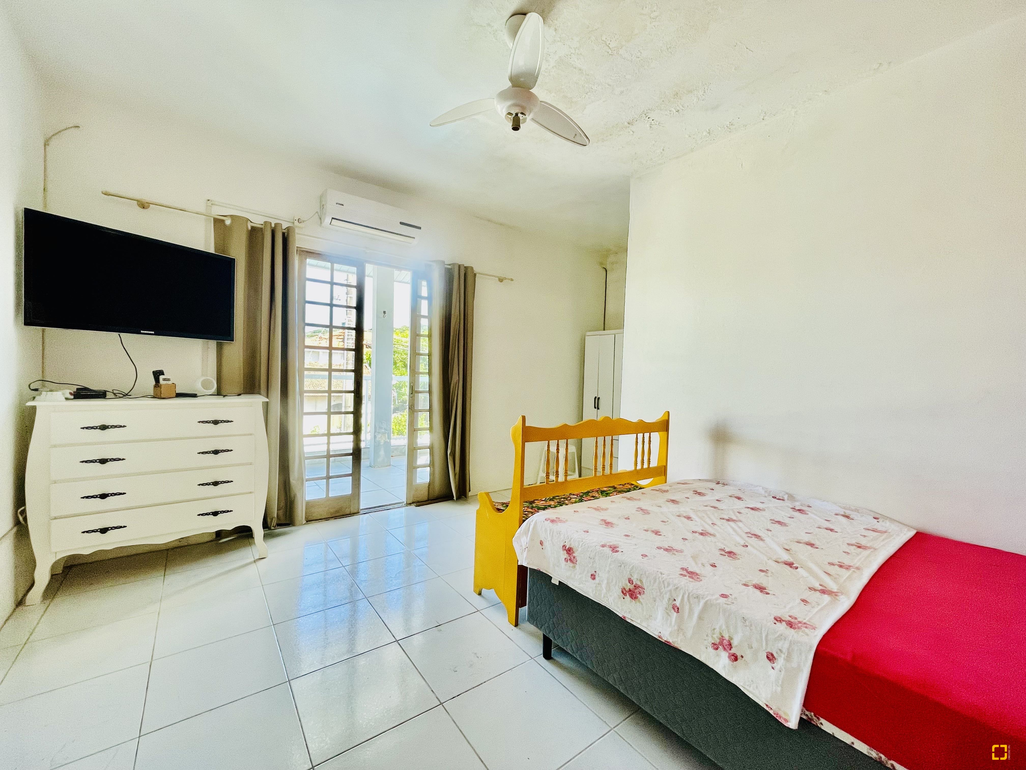 Casa com 350m², 5 quartos (sendo 1 suíte), 4 garagens, no bairro Cachoeira do Bom Jesus em Florianópolis