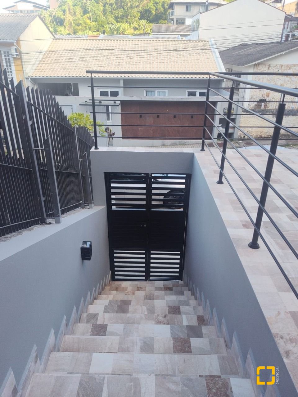 Casa com 184m², 6 quartos (sendo 3 suítes), 2 garagens, no bairro Trindade em Florianópolis