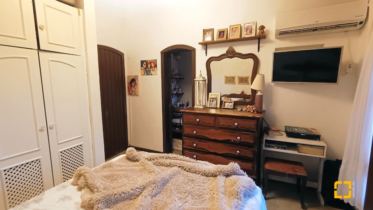 Casa com 490m², 15 quartos (sendo 1 suíte), 2 garagens, no bairro Canasvieiras em Florianópolis