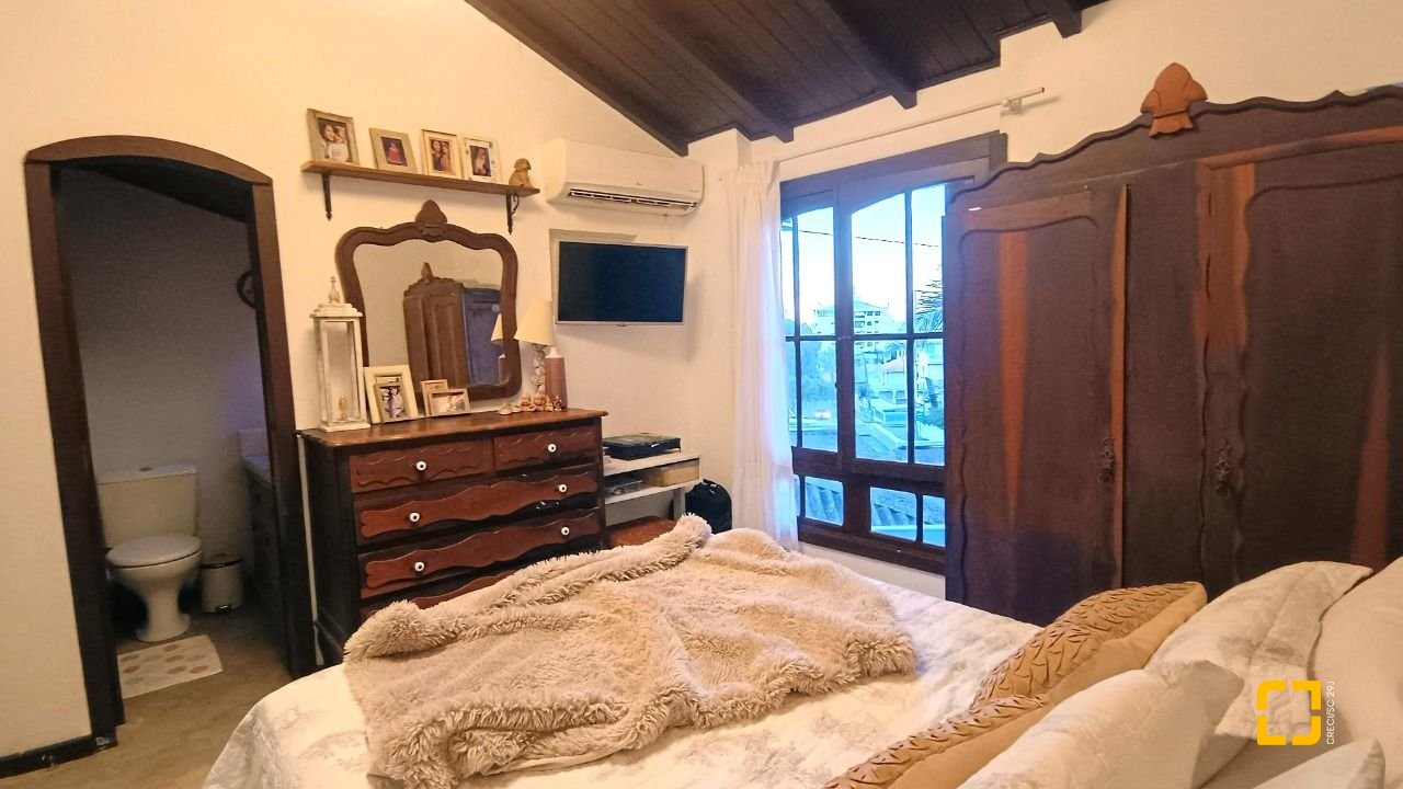 Casa com 490m², 15 quartos (sendo 1 suíte), 2 garagens, no bairro Canasvieiras em Florianópolis