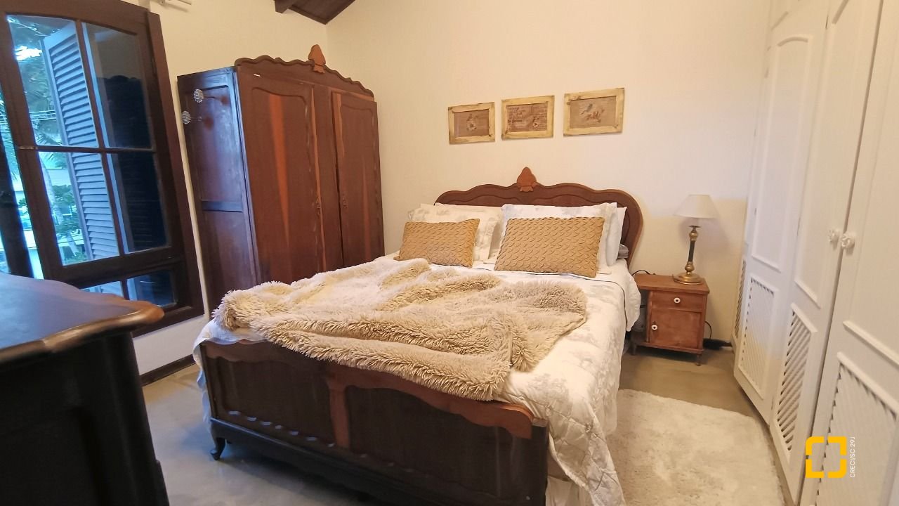 Casa com 490m², 15 quartos (sendo 1 suíte), 2 garagens, no bairro Canasvieiras em Florianópolis