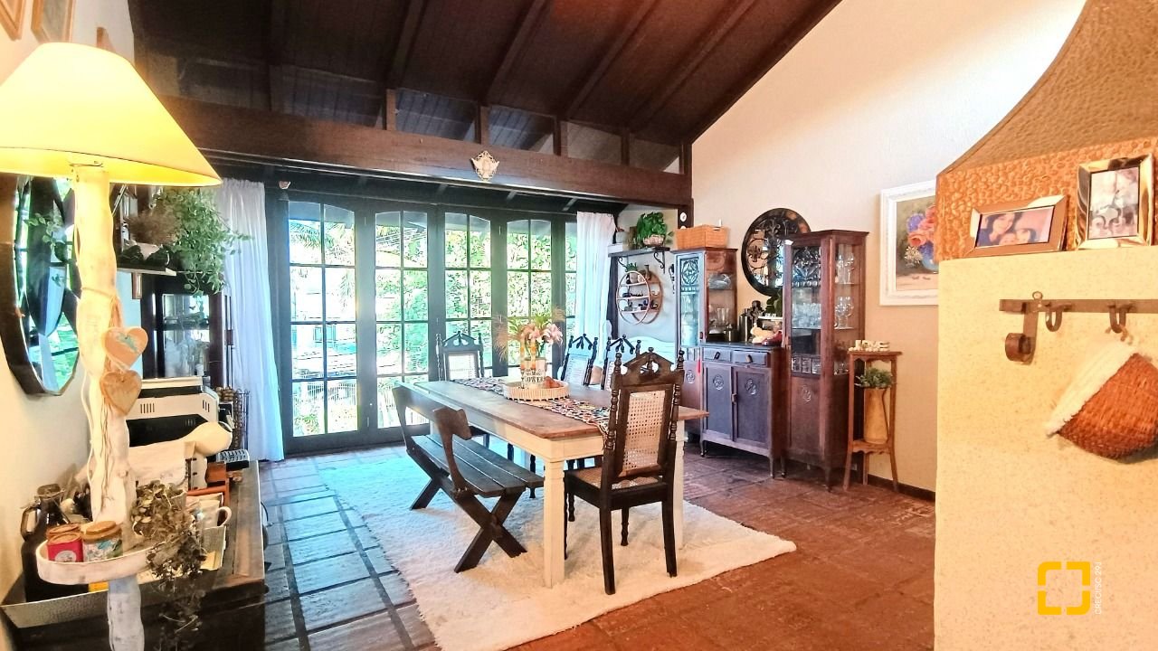 Casa com 490m², 15 quartos (sendo 1 suíte), 2 garagens, no bairro Canasvieiras em Florianópolis