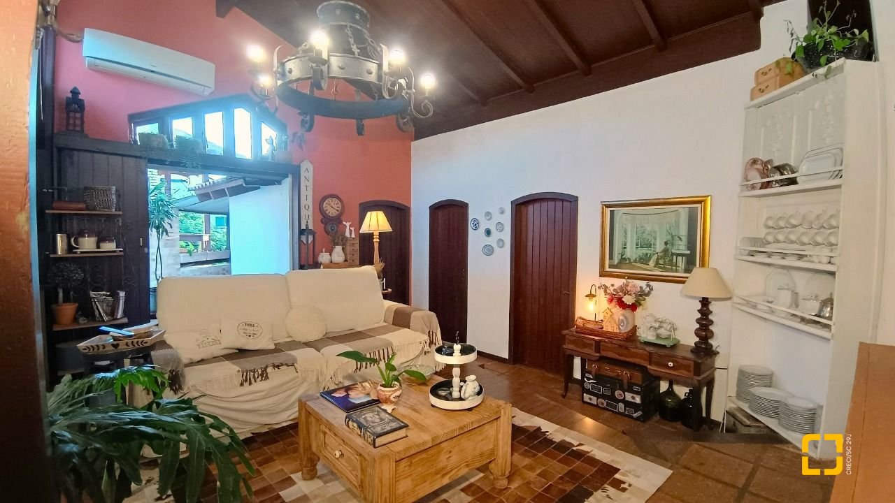 Casa com 490m², 15 quartos (sendo 1 suíte), 2 garagens, no bairro Canasvieiras em Florianópolis
