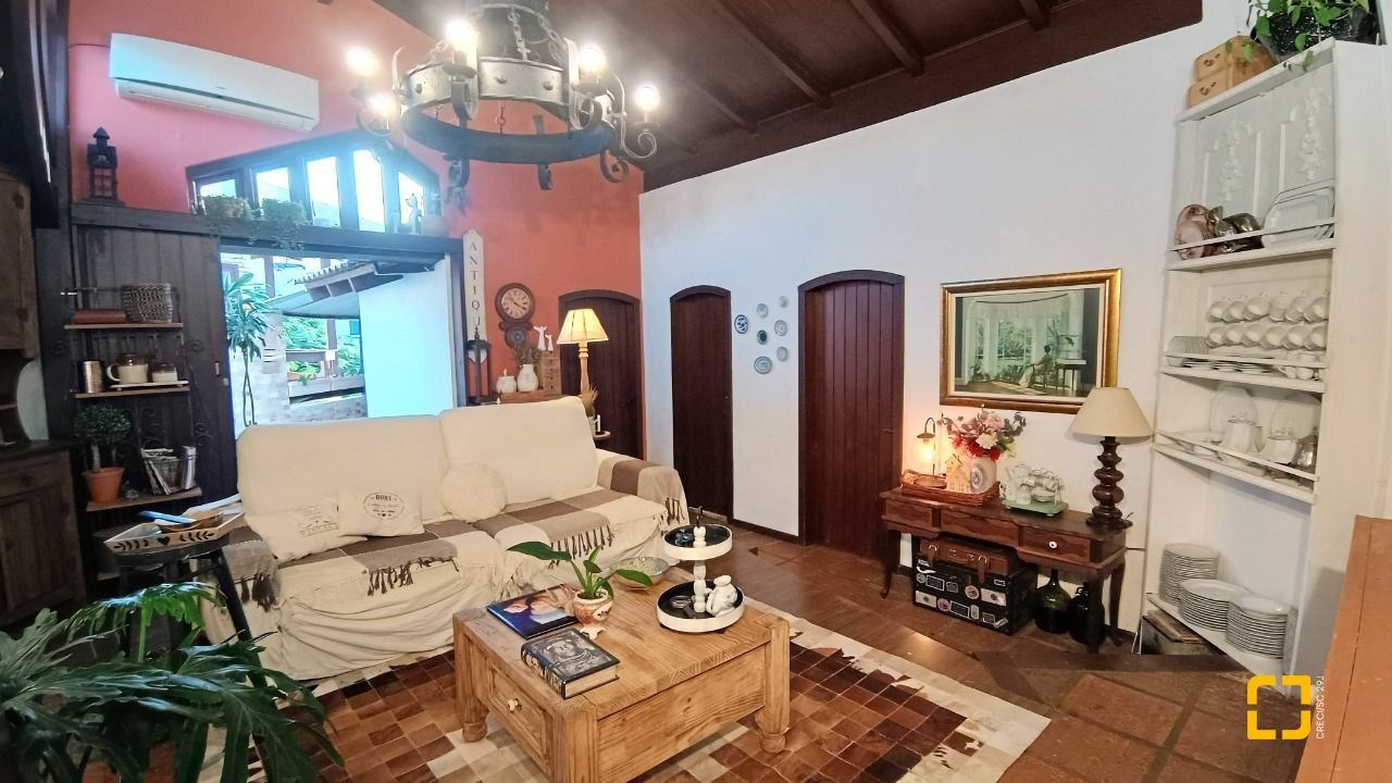 Casa com 490m², 15 quartos (sendo 1 suíte), 2 garagens, no bairro Canasvieiras em Florianópolis