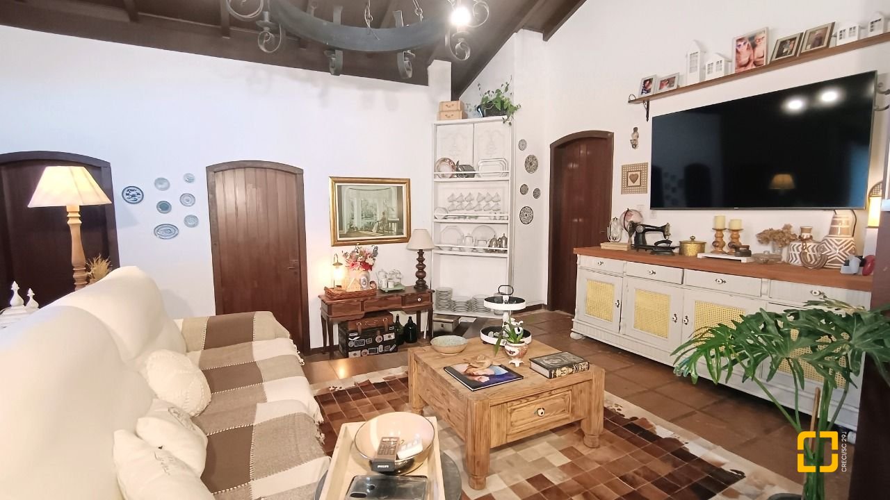 Casa com 490m², 15 quartos (sendo 1 suíte), 2 garagens, no bairro Canasvieiras em Florianópolis