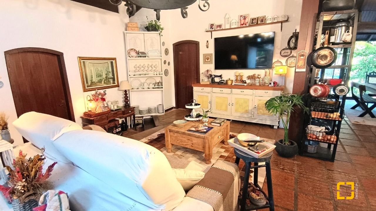 Casa com 490m², 15 quartos (sendo 1 suíte), 2 garagens, no bairro Canasvieiras em Florianópolis