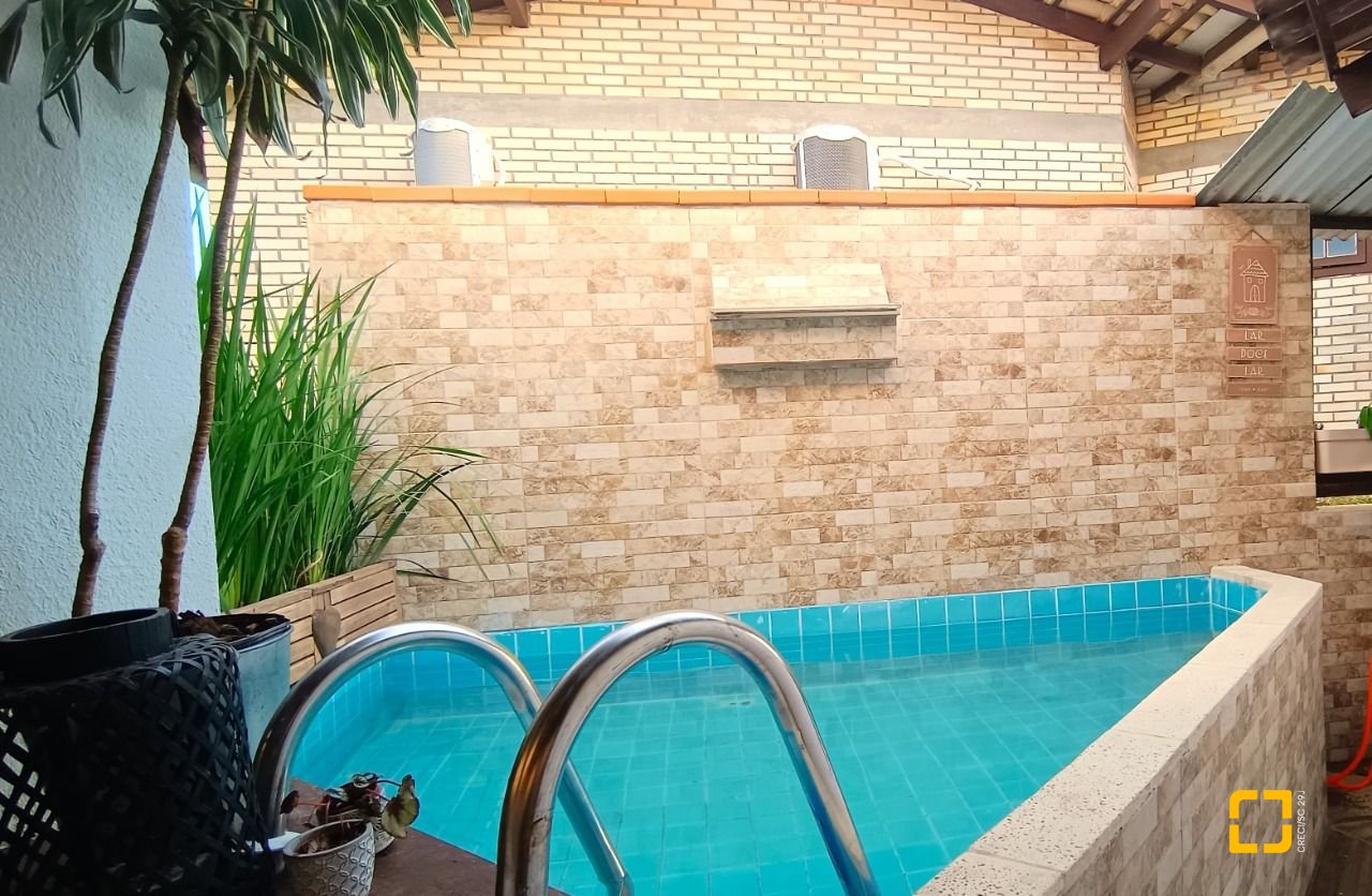 Casa com 490m², 15 quartos (sendo 1 suíte), 2 garagens, no bairro Canasvieiras em Florianópolis