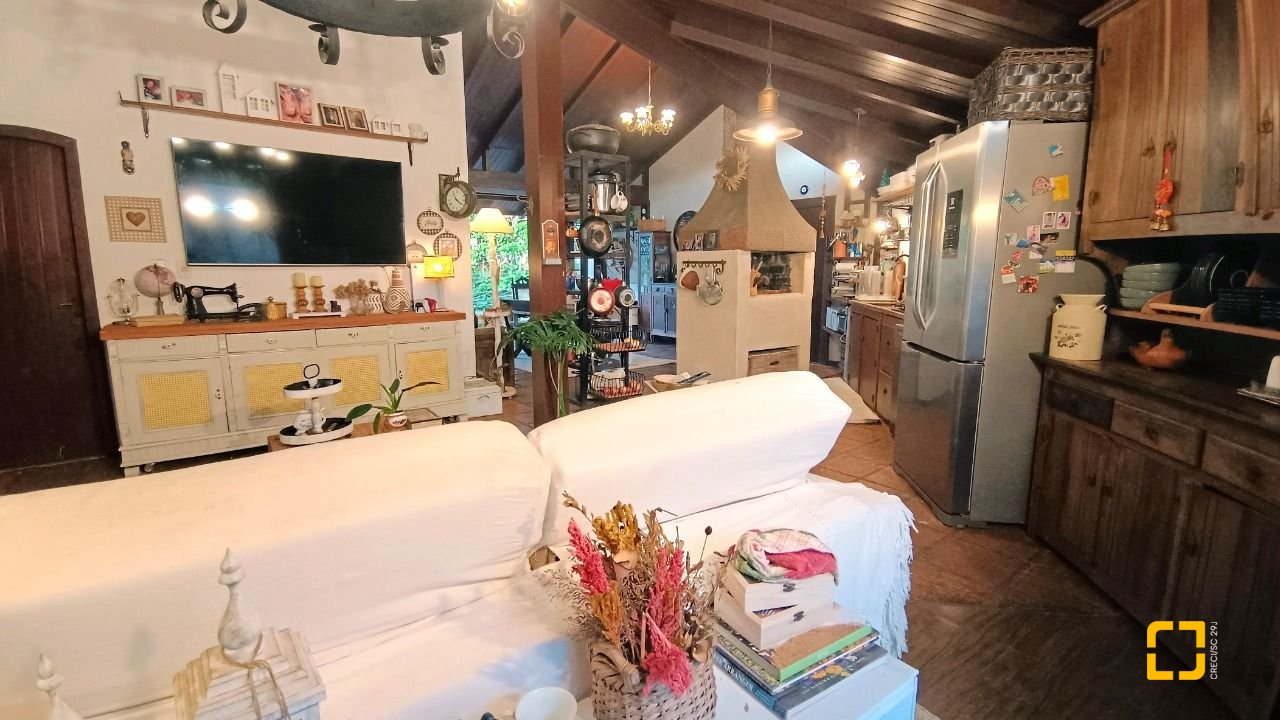 Casa com 490m², 15 quartos (sendo 1 suíte), 2 garagens, no bairro Canasvieiras em Florianópolis