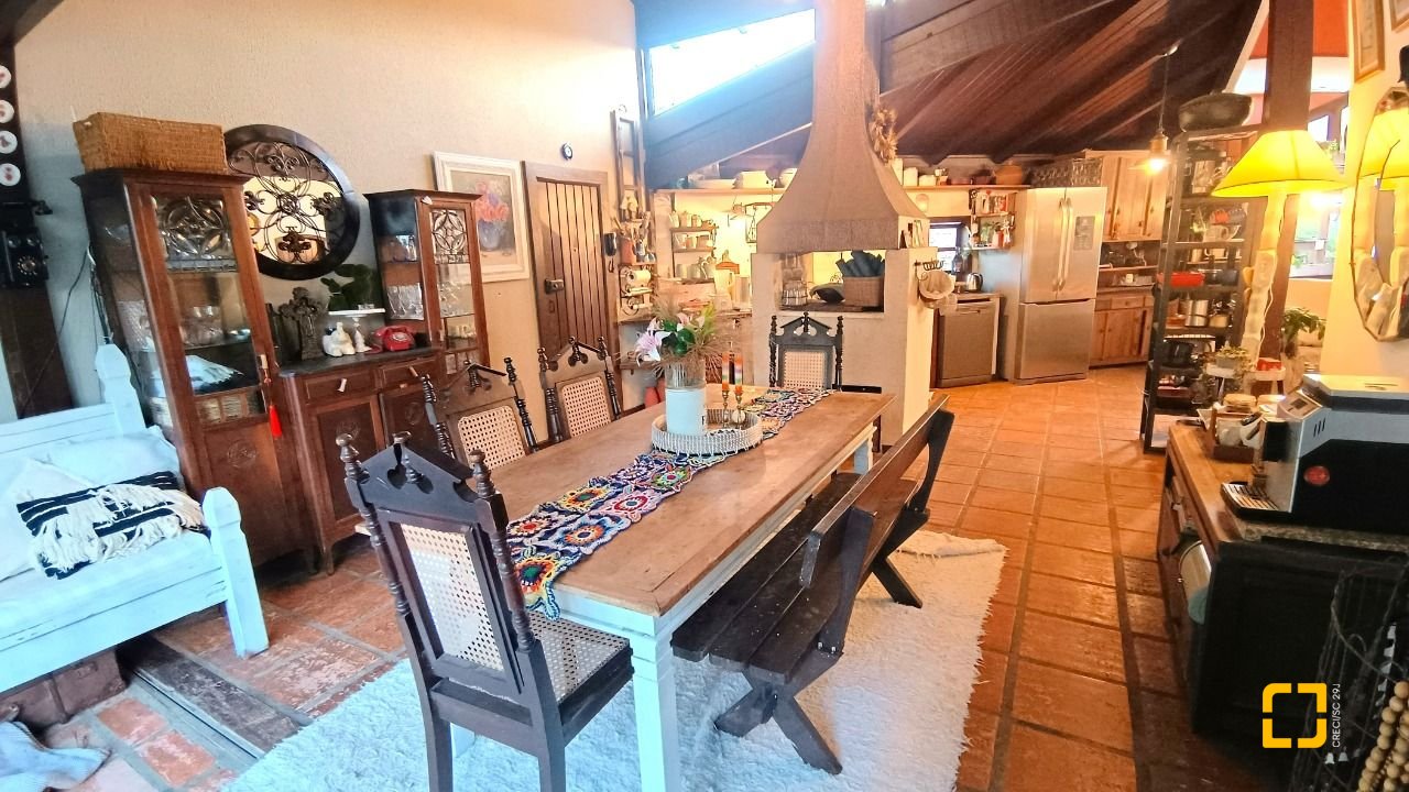 Casa com 490m², 15 quartos (sendo 1 suíte), 2 garagens, no bairro Canasvieiras em Florianópolis