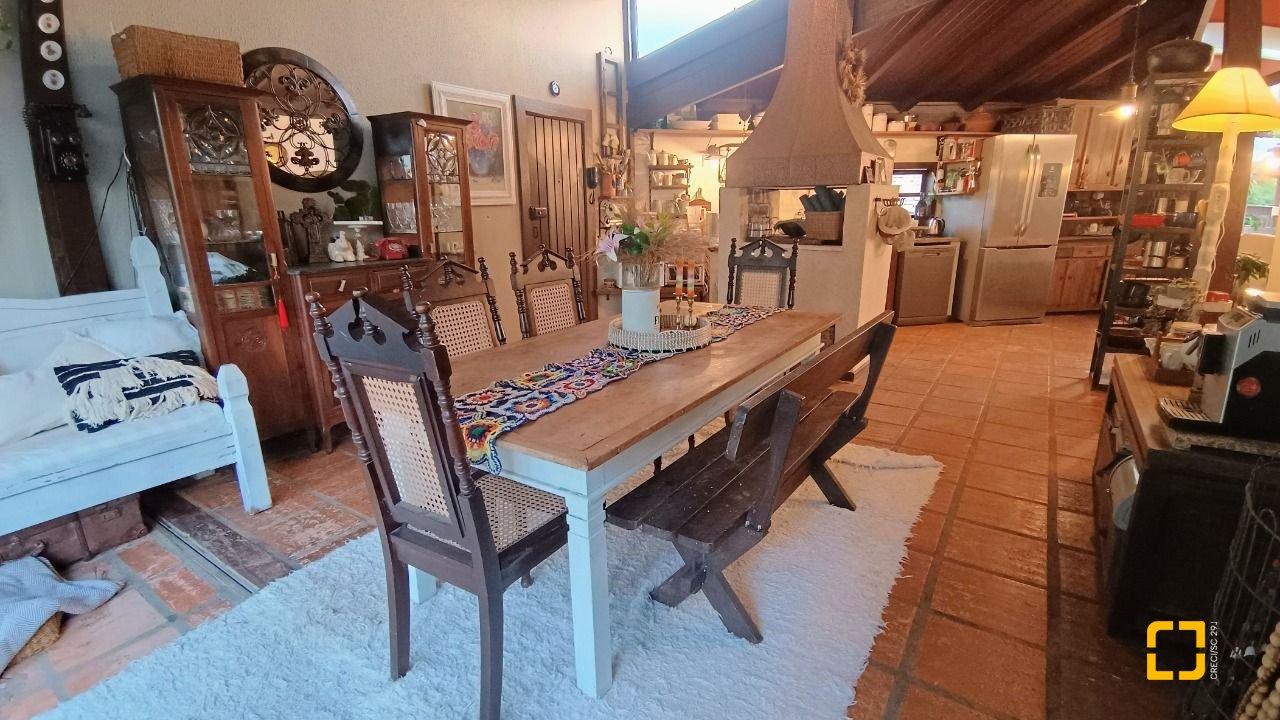 Casa com 490m², 15 quartos (sendo 1 suíte), 2 garagens, no bairro Canasvieiras em Florianópolis