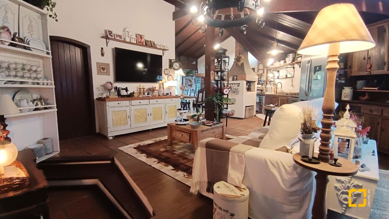 Casa com 490m², 15 quartos (sendo 1 suíte), 2 garagens, no bairro Canasvieiras em Florianópolis