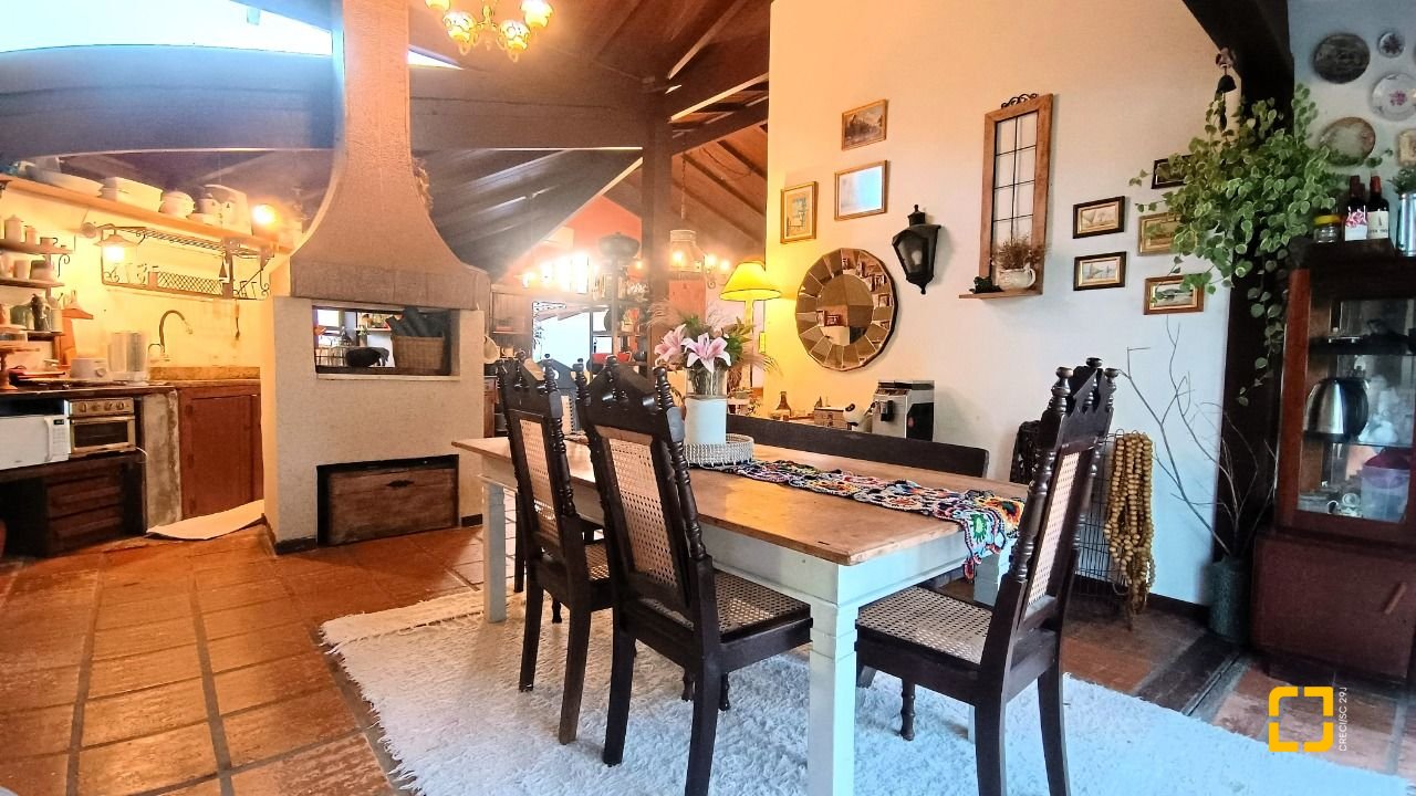 Casa com 490m², 15 quartos (sendo 1 suíte), 2 garagens, no bairro Canasvieiras em Florianópolis